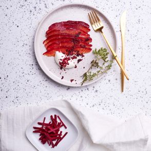 Buraczkowy gravlax z czerwonym pieprzem i kolendrą