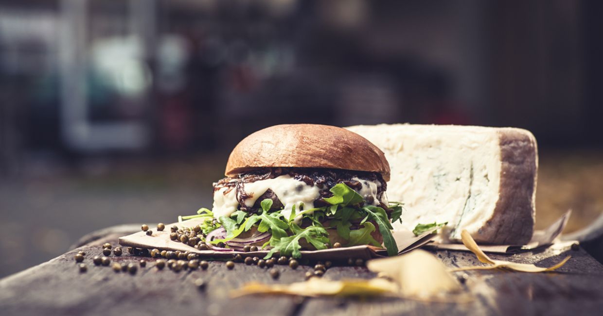Burger z serem blue i pieprzem (fot. Warburger / materiały prasowe)