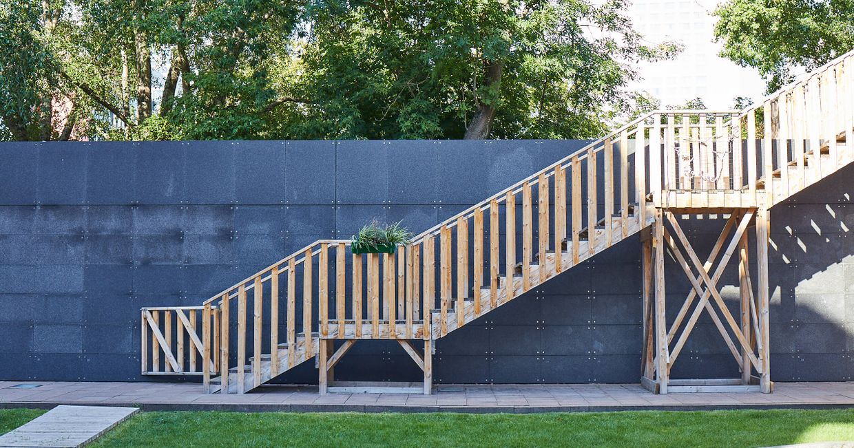 Kładka pomiędzy Muzeum Powstania Warszawskiego i Pokoju na lato