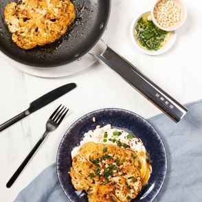 Jak zrobić stek z kalafiora z domowym labnehem i sosem chimichurri, przepis na jesienny obiad, sprzęt kuchenny SMEG, pomysł na kalafiora (fot. Paulina Czyżewska)