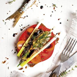 Słodki śledź na kanapce z pomidorem i musztardą