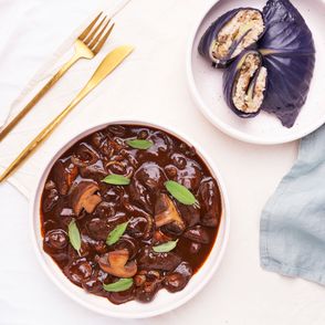 Gołąbki i sos grzybowy na bazie warzywnego demi-glace (fot. Jessica Nadziejko)