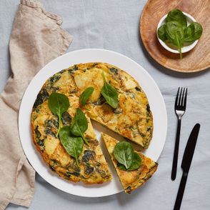Przepis na zapiekankę z ziemniaków i szpinaku. Tortilla z ziemniakami i szpinakiem - PRZEPIS (fot. Maciek Niemojewski)