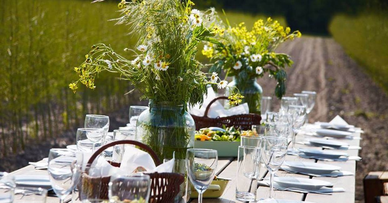 Zastawiony drewniany stół na polu