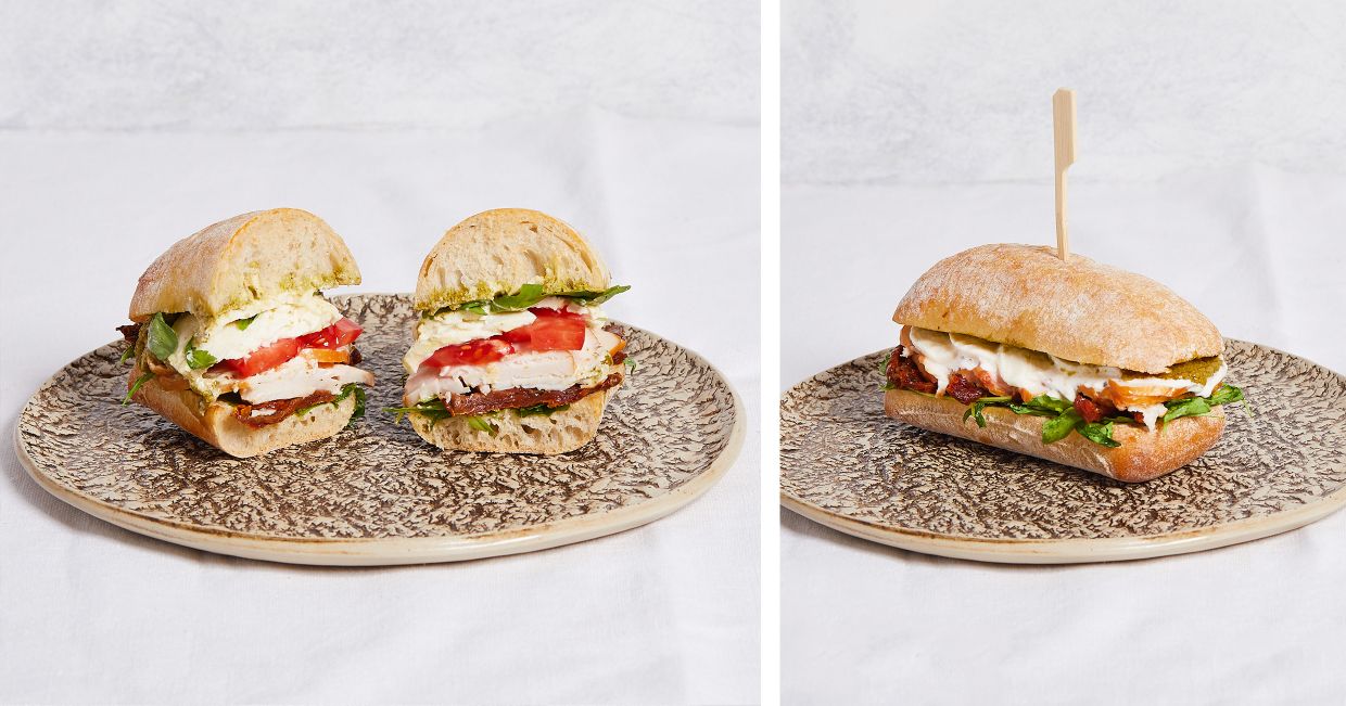 Ciabatta z wędzonym kurczakiem, suszonymi pomidorami i mozzarellą (fot. Maciek Niemojewski)