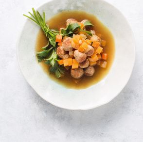 Zupa z pulpetami z indyka, brukwią i marchwią (fot. dinnershow.studio)