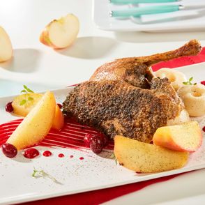 Kaczka w majeranku z karmelizowanymi jabłkami grójeckimi, puree buraczanym i kluskami śląskimi, makro