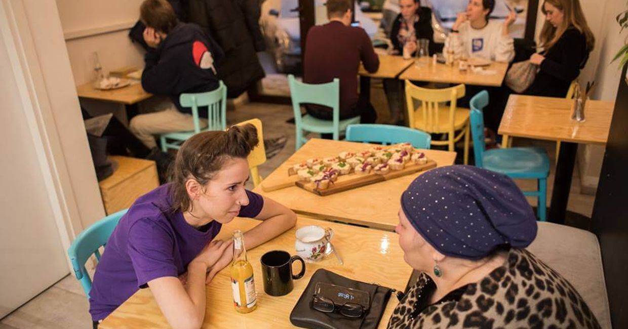 Wnętrze restauracji podczas pory lunchowej z klientami (fot. Jędrzej Nowicki)