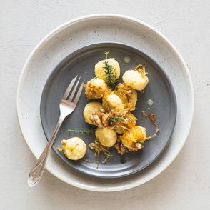 Gnocchi z karmelizowaną kiszoną kapustą, orzechami i tymiankiem (fot. Angela Matlak)