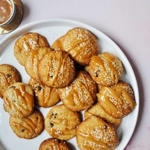 bananowo-sezamowe ciasteczka z karmelem, maślane ciasteczka, ciasteczka bananowe, ciasteczka z karmelem, domowy karmel, słony karmel, ciasteczka z tahini, przepis Marta Mankiewicz