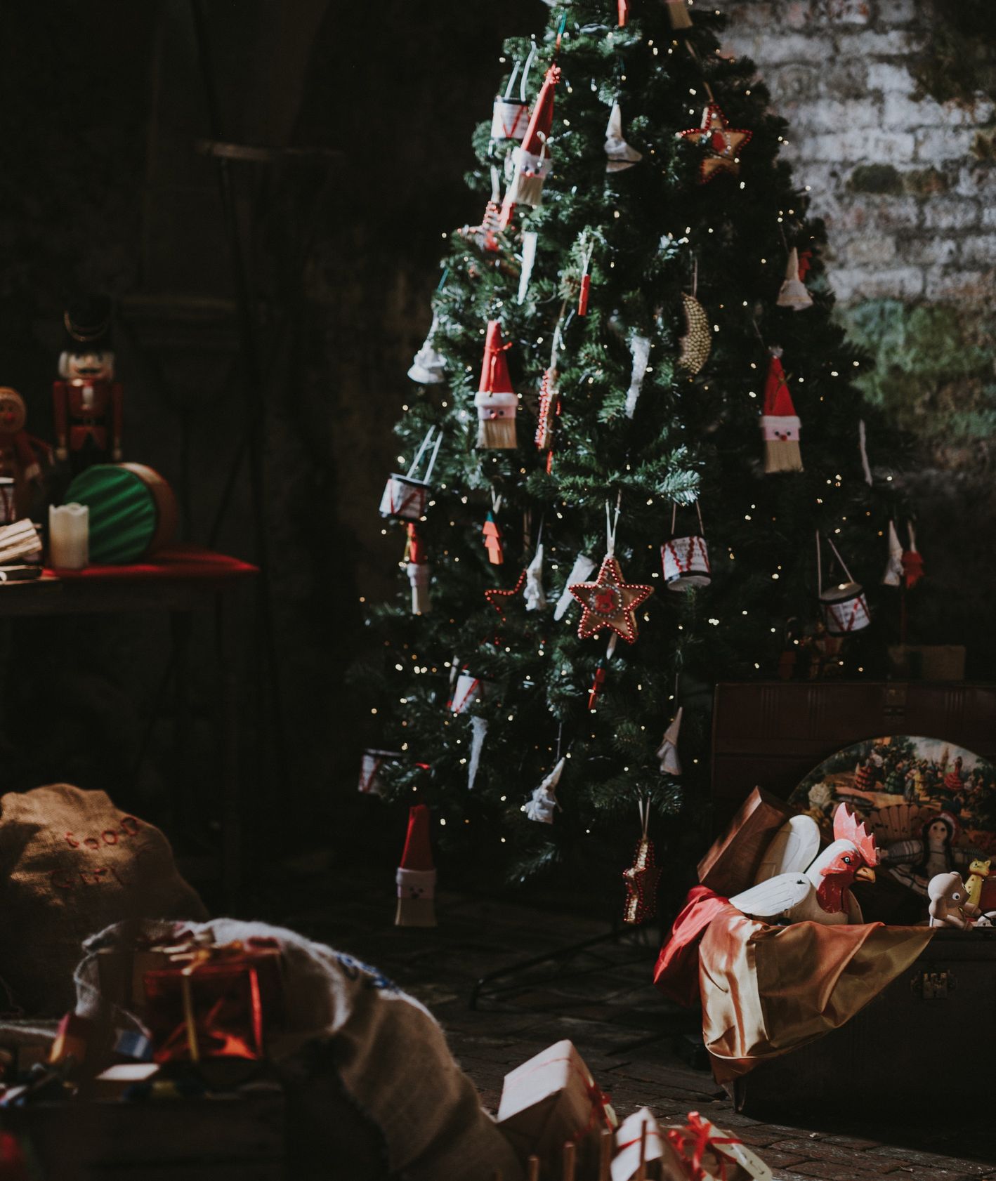 Udekorowana świąteczna choinka (fot. Annie Spratt / unsplash.com)