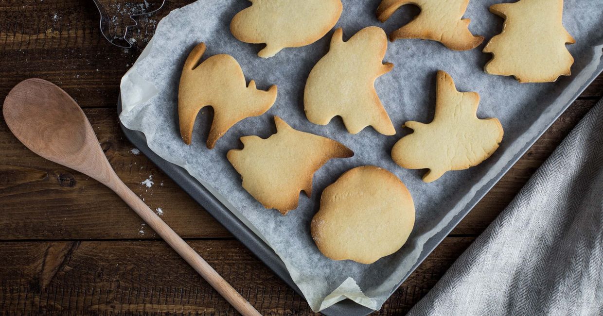 Ciasteczka na halloween w różne kształty (fot. Cayla / unsplash.com)