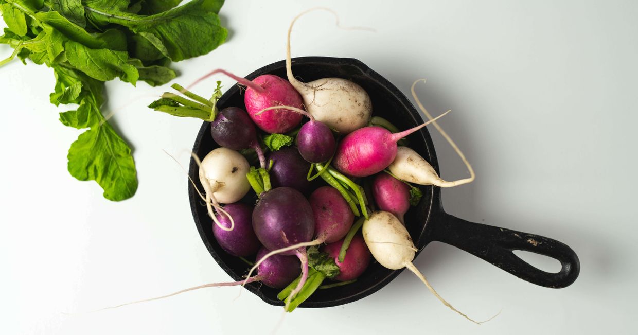 Rzodkiewki – warzywa korzeniowe w diecie (fot. Shawn Olivier i Boivin Blanchard / unsplash.com)