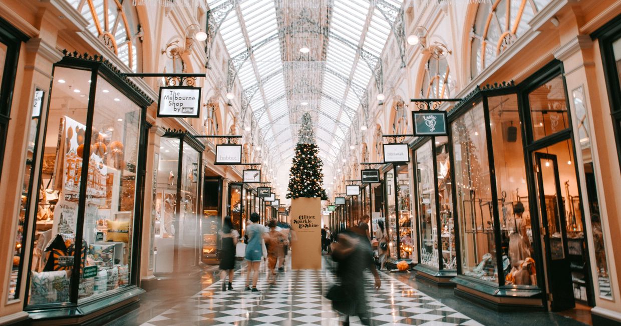 Ile wydamy więcej w tym roku na święta? – zakupy prezentów przed Wigilią (fot. Heidi Fin / unsplash.com)