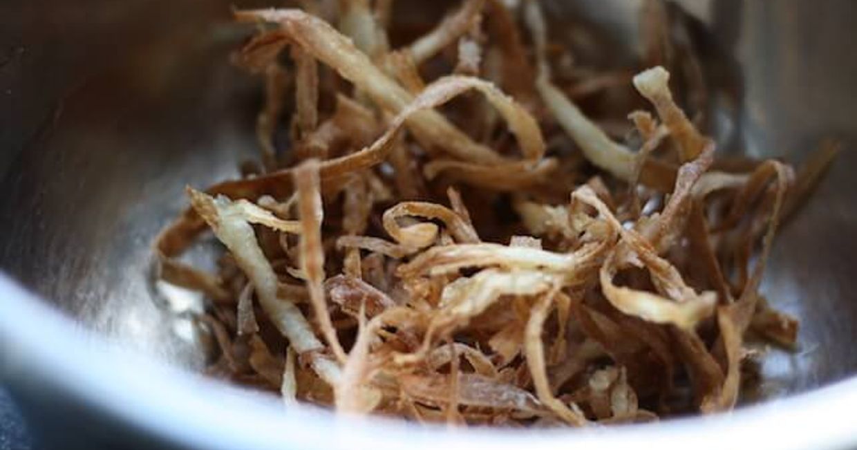 Usmażone skórki zielonych szparagów na głębokim oleju.