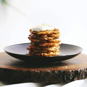 placki ziemniaczane, placki ze śmietaną, proste placki ziemniaczane, idealne placki ziemniaczane, przepis Marianna Medyńska, kuchnia polska, tradycyjna kuchnia polska, wegetariański obiad,