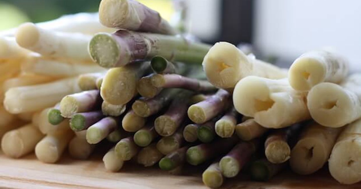 Końcówki zielonych i białych szparagów.