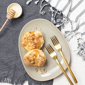 Połówki jabłka pieczone w miodzie pod kruszonką (fot. Paulina Czyżewska)