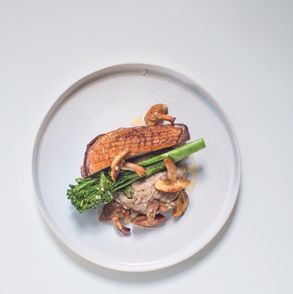 Kaczka z grzybami. Przepis na kaczkę z maślakami i pieczarkami (fot. dinnershow.studio)