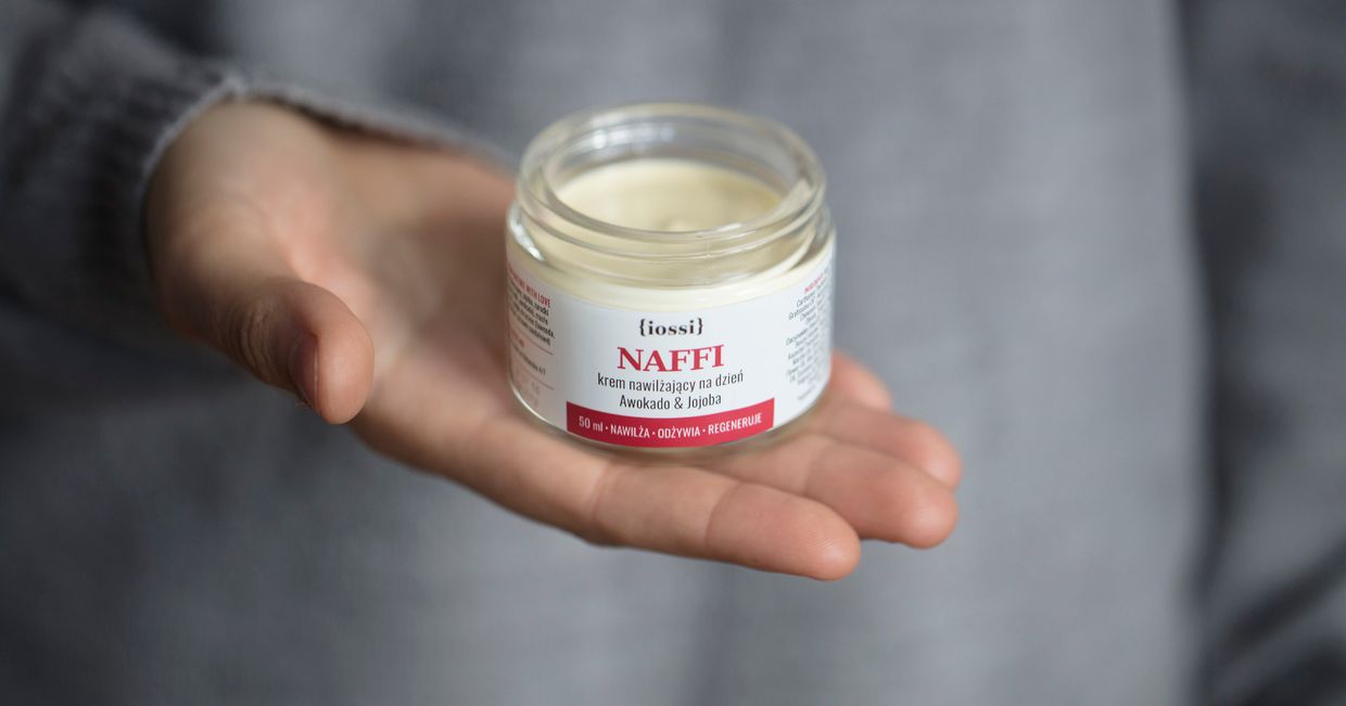 Krem iossi na wyciągniętej dłoni
