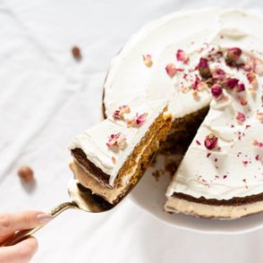 Ciasto dyniowe z kremem orzechowym przystrojone płatkami róży (fot. Martyna Cybuch)