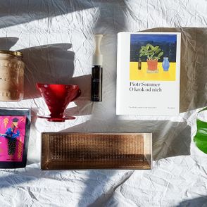 Kubek, zakwas, drip, książka Piotra Sommera "O krok od nich", opakowanie kawy, keksówka i liść monstery (fot. Maciek Kostrzewa)