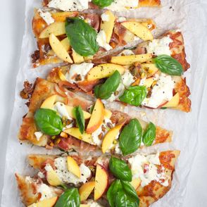 Pieczona pizza z owocami i bazylią (fot. Sheri Silver)