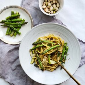 przepisy ze szparagami, makaron z zielonymi szparagami i pistacjami
