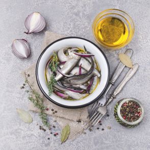 Śledź z cebulą w misce (fot. materiały prasowe)