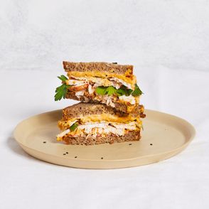 Przepis na prostą kanapkę z indykiem, natką pietruszki i humusem z dyni (fot. Maciek Niemojewski)