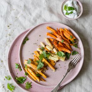 pieczone warzywa z miętowym sosem, pieczone warzywa korzeniowe, pieczone warzywa dla dzieci, danie dla dzieci, wegański obiad, szybki obiad, obiad z piekarnika, lekka kolacja, co na kolację, frytki z marchewek