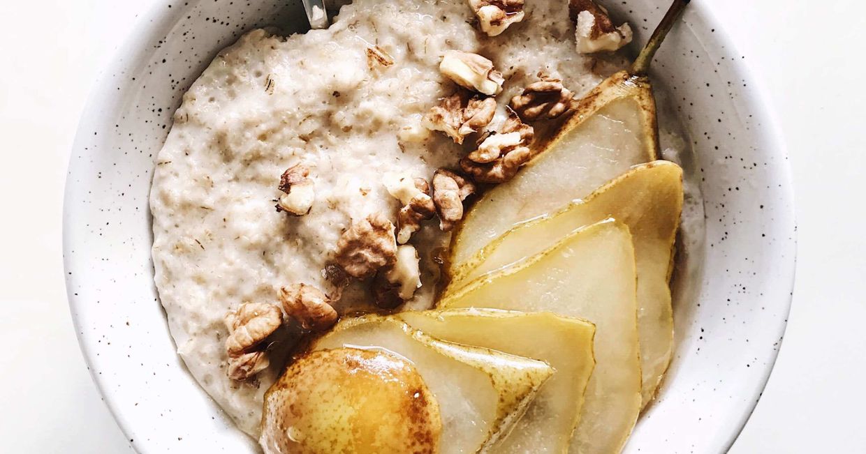 Owsianka z karmelizowanymi gruszkami i orzechami