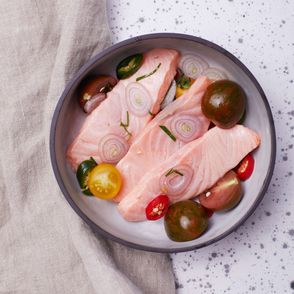 Ceviche z łososia z pomidorkami, szalotką i chili