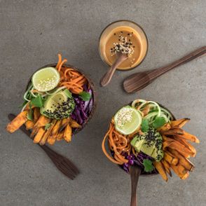 Danie z makaronem z marchewki (fot. Alexandra Andersson / unsplash.com)