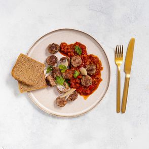 Albondigas, czyli hiszpańskie klopsy z kromką pieczywa w sosie pomidorowym (fot. Martyna Cybuch)