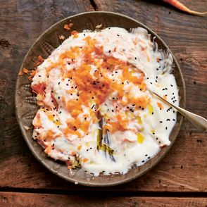 Zdjęcie marchewkowej raity z książki Jamiego Olivera "Razem" / fot. David Loftus