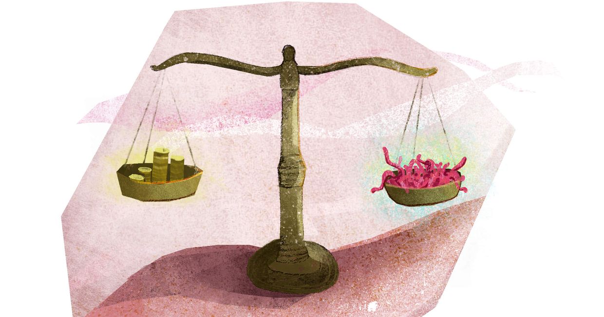 Waga szalkowa z monetami i owadami (il. Urszula Mierzwa)