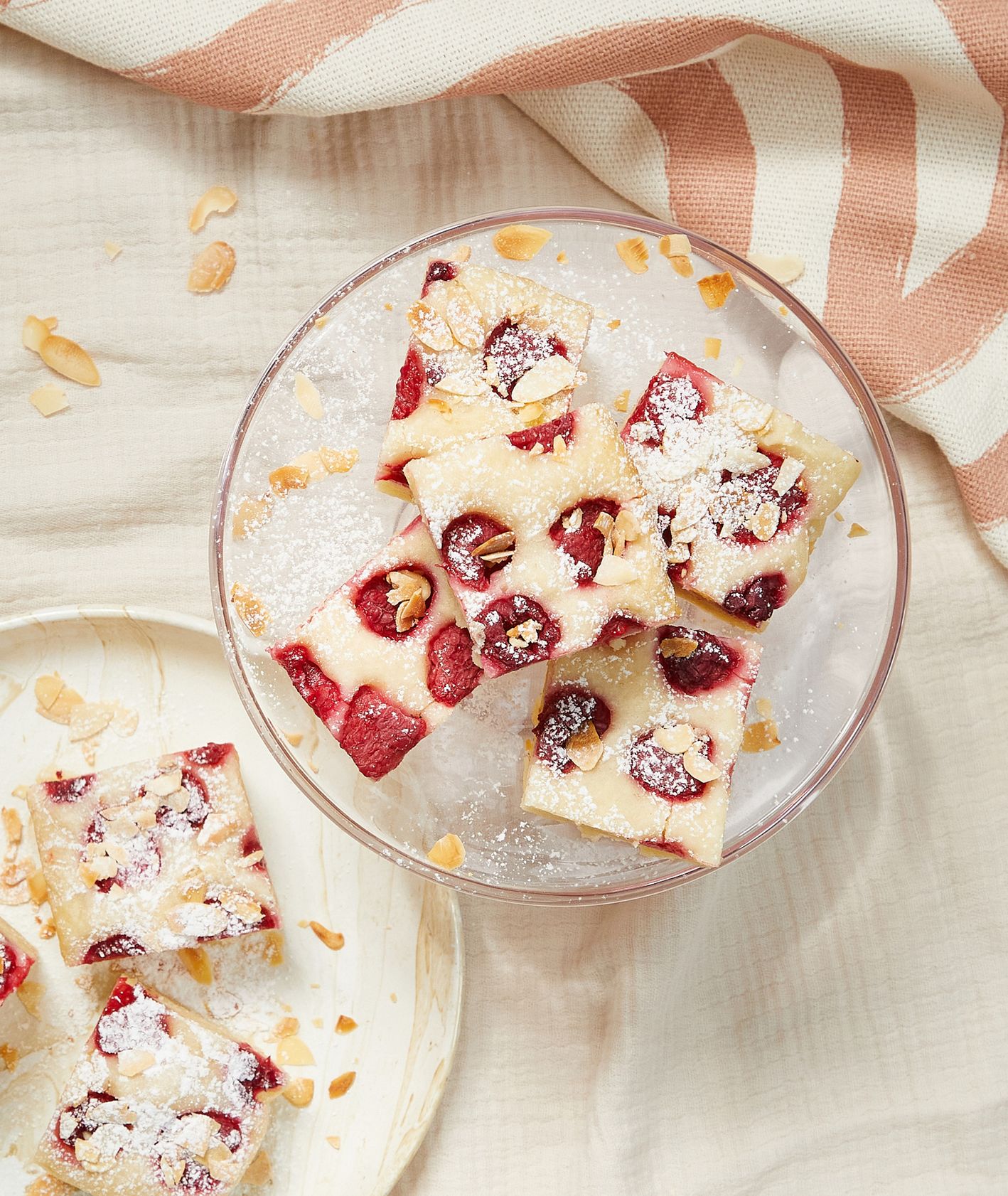 Najlepsze wypieki z malinami – ciasto jogurtowe z malinami (fot. Maciek Niemojewski)