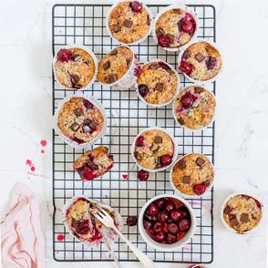 Słodki przepis z wiśniami - muffinki z czekoladą i owocami - przepis (fot. Kinga Ciszewska / Małe kulinaria)