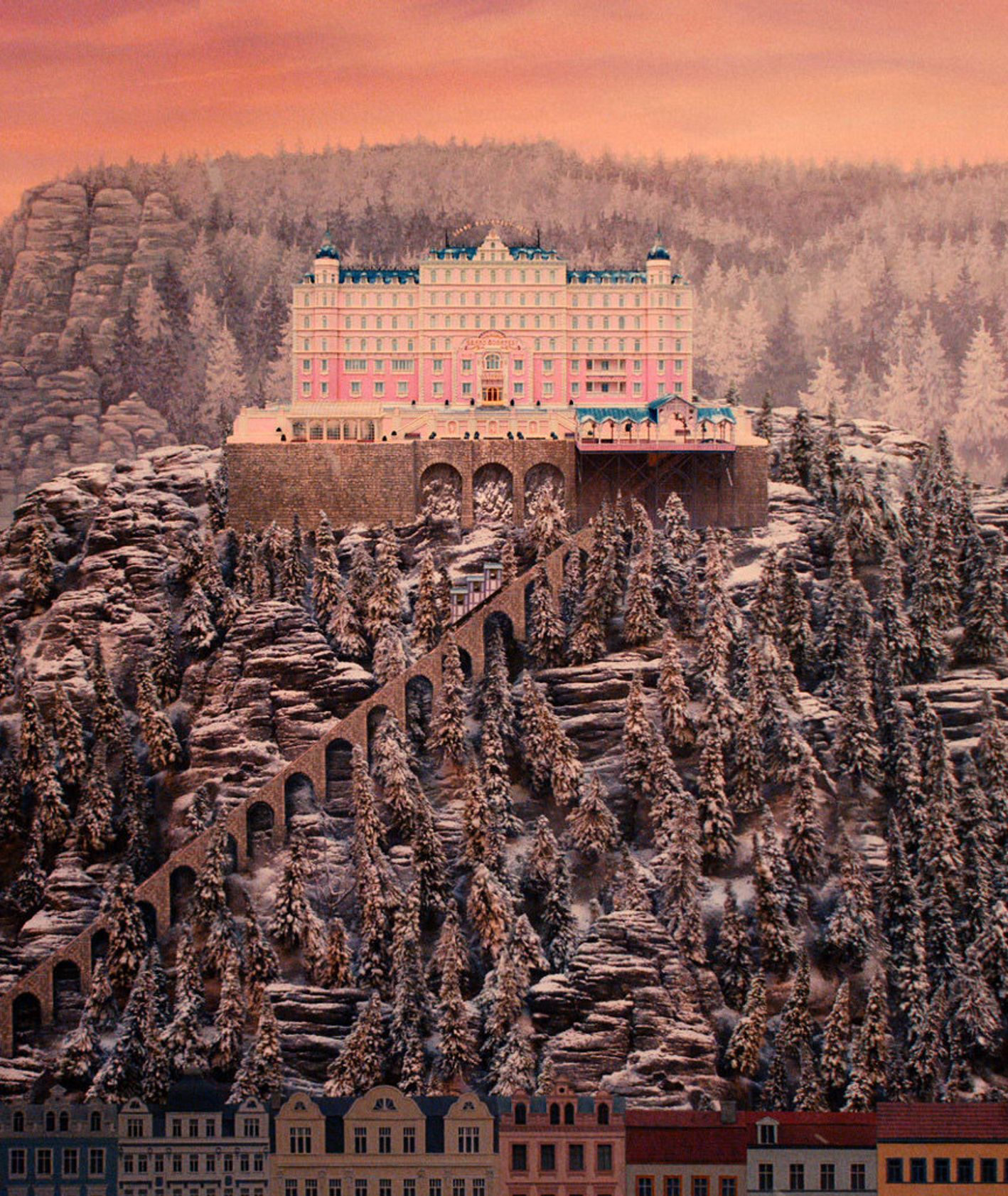 Kadr z filmu Wesa Andersona – widok na Grand Budapest Hotel (fot. kadr z filmu)