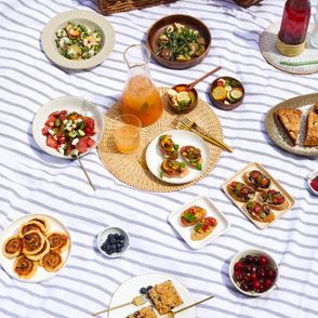 Przekąski na piknik – sałatka ziemniaczana z fasolką szparagową, Letnia sałatka warzywna z arbuzem, Ciasto francuskie z prosciutto i pastą z suszonych pomidorów, Letnia bruschetta. (fot. Maciej Niemojewski)