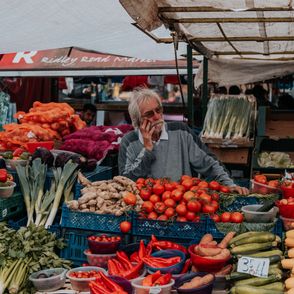 Zakupy na lokalnym markecie warzywnym (fot. Brunel Johnson)