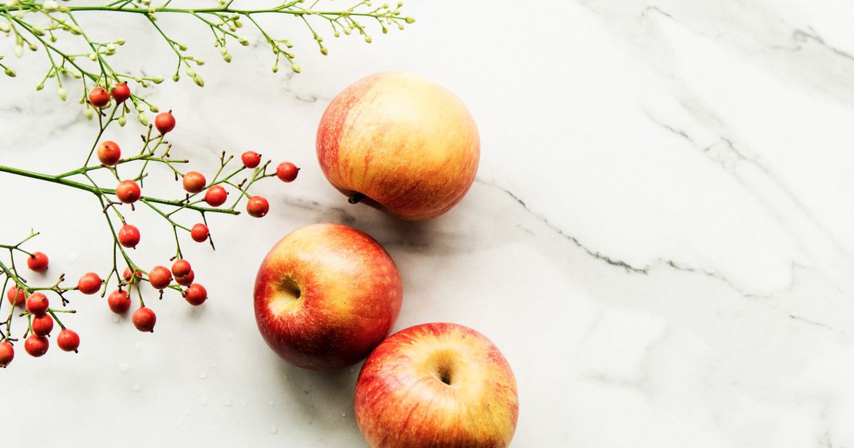 Jabłka leżące na marurze (fot. Chandra Oh / Unsplash.com)