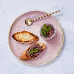 Pesto z botwiny na grzankach (fot. Maciek Niemojewski)