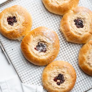 Drożdżowe bułki z twarogiem, żurawiną i skórką cytrynową (fot. Martyna Cybuch)