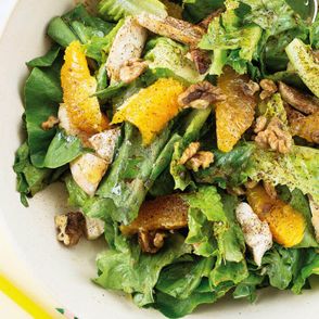 marokańska sałatka z kurczakiem i pomarańczami, sałatka z kurczakiem, lekka sałatka, lunch, sałatka z orzechami, pomarańcze, sezonowa sałatka