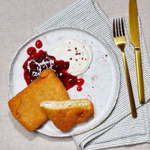 Krokiety z pieczonym porem i kozim serem z sosem żurawinowym. Warmut. (for. Maciek Niemojewski)