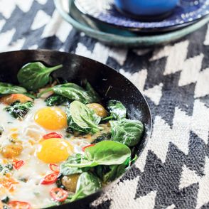 Zielona szakszuka na szpinaku