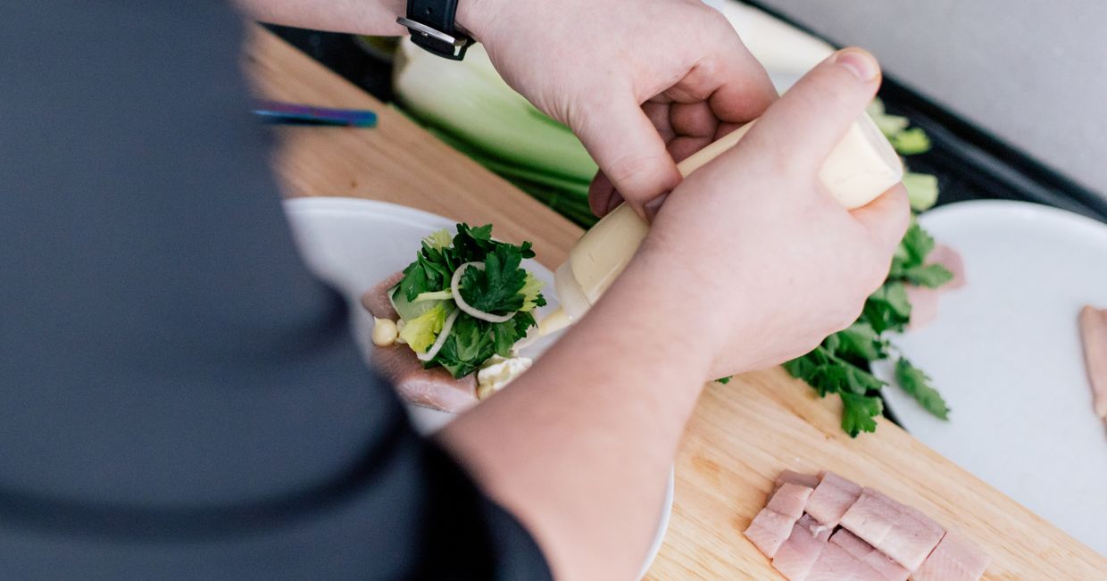 Marynowany śledź w wydaniu Pawła Stawińskiego z restauracji Scoria (fot. Michał Lichtański / mili.studio)