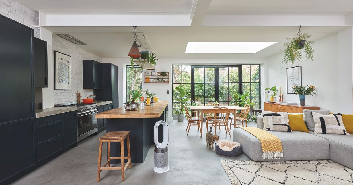 Salon, na podłodze Dyson Pure Hot+Cool (fot. materiały prasowe)